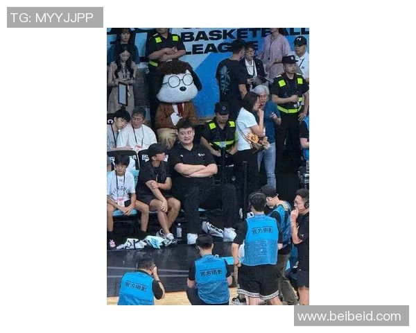 姚明与球迷热情击掌瞬间感动无数网友引发广泛关注与讨论