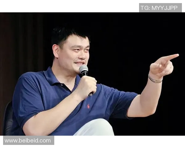 姚明亲临香港篮球盛会引发球迷热烈追捧与欢呼